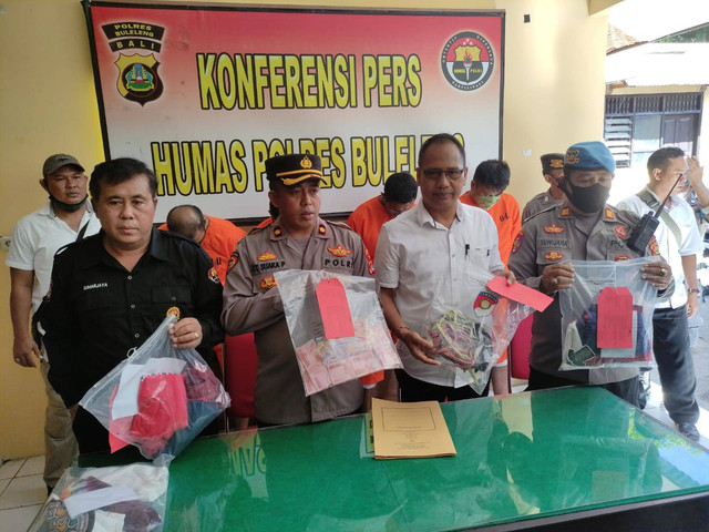 Polisi saat menunjukkan barang bukti - ISt