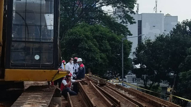 Kondisi terbaru kebocoran pipa LRT Cawang, di MT Haryono, Jakarta, Rabu (20/7/2022). Foto: Ainun Nabila/kumparan
