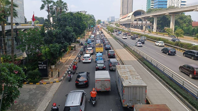 Kemacetan di Jalan MT Haryono akibat kebocoran pipa LRT Cawang, Rabu (20/7/2022). Foto: Ainun Nabila/kumparan