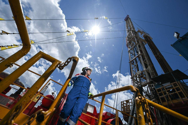 Pekerja PT Pertamina Hulu Rokan (PHR) memeriksa salah satu sumur di wilayah kerja migas yang dikelolanya. Foto: Dok. PHR