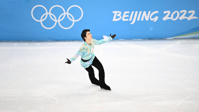Yuzuru Hanyu dari Jepang berkompetisi dalam skating bebas tunggal putra dari acara figure skating selama Olimpiade Musim Dingin Beijing 2022 di Capital Indoor Stadium di Beijing. Foto: Christine P / AFP
