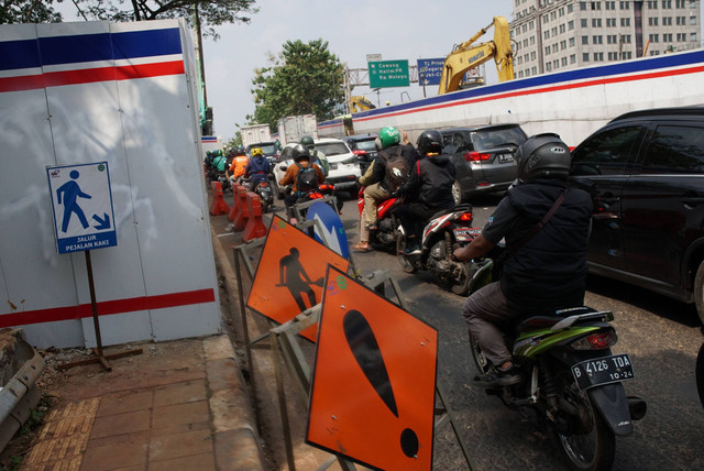 Kemacetan kendaraan di Jalan MT Haryono arah Cawang, Jakarta, akibat kebocoran pipa gas PGN, Rabu (20/7/2022). Foto: Jamal Ramadhan/kumparan