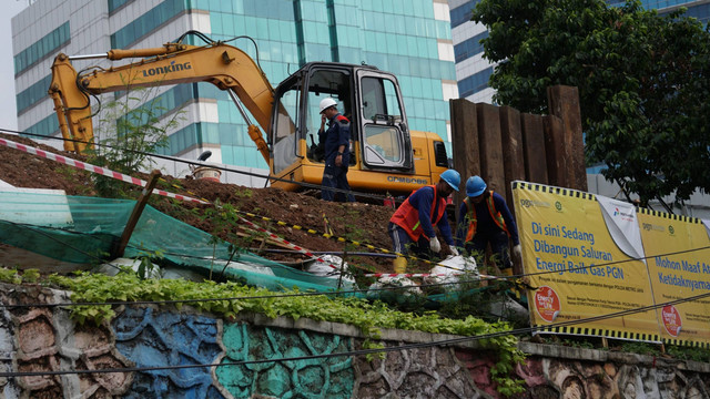 Sejumlah pekerja beraktivitas di proyek pembangunan saluran gas PGN yang mengalami bocor, di Jalan MT Haryono, Jakarta, Rabu (20/7/2022). Foto: Jamal Ramadhan/kumparan