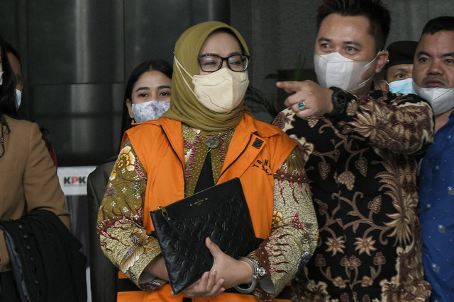 Bupati Bogor nonaktif Ade Yasin (tengah) berjalan keluar menuju mobil tahanan usai pemeriksaan di gedung KPK, Jakarta, Rabu (20/7/2022). Foto: Fakhri Hermansyah/ANTARA FOTO