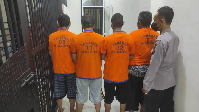 Polres Gresik menahan empat tersangka kasus manusia menikahi kambing, Rabu (20/7/2022). Foto: Polres Gresik