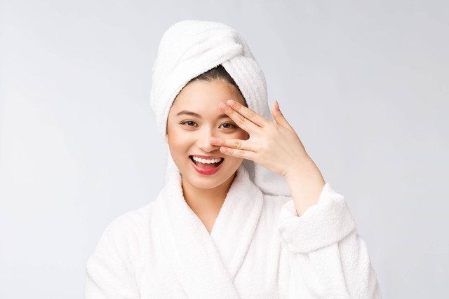 Ilustrasi perempuan pakai toner. Foto: Mix and Match Studio/Shutterstock