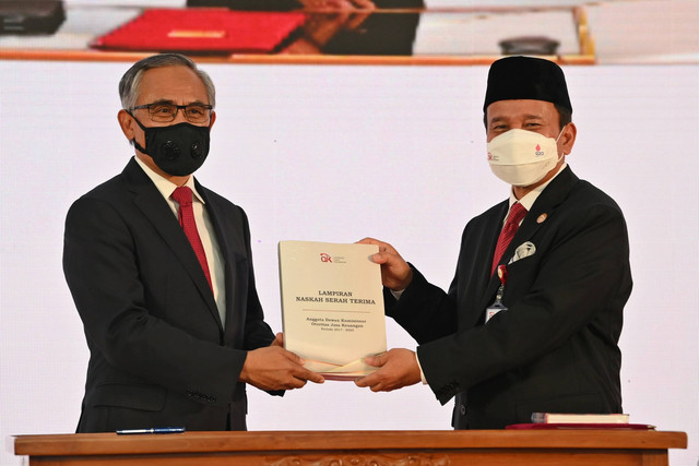Ketua Dewan Komisioner OJK periode 2017-2022 Wimboh Santoso (kiri) menyerahkan naskah serah terima jabatan kepada Wakil Ketua Dewan Komisioner OJK periode 2022-2027 Mirza Adityaswara (bawah, kanan) di Kantor OJK, Jakarta, Rabu (20/7/2022). Foto: Aditya Pradana Putra/ANTARA FOTO
