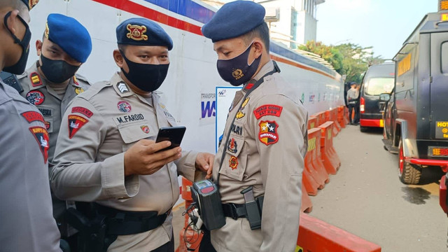 Tim KBR Pasukan Gegana Kor Brimob Mabes Polri membawa alat pendeteksi gas di lokasi kebocoran pipa gas PGN di MT Haryono, Jakarta, Rabu (20/7/2022). Foto: Ainun Nabila/kumparan