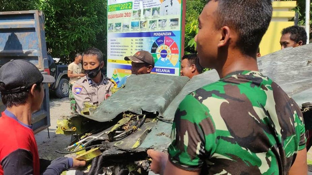 Petugas gabungan saat mengevakuasi sisa bangkai pesawat latih T-50i Golden Eagle TNI AU yang jatuh di Desa Nginggil, Kradenan, Blora, Jawa Tengah Rabu (20/7/2022). Foto: Dok. Istimewa
