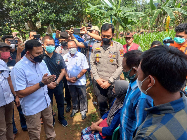Direktur Reserse Kriminal Umum Kombes Pol Reynold Elisa Hutagalung saat menemui keluarga korban. | foto: Sinta Yuliana/Lampung Geh