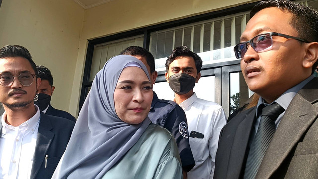 Nathalie Holscher menghadiri sidang cerai perdananya dengan Sule di Pengadilan Agama Cikarang, Rabu (20/7/2022). Foto: Giovanni/kumparan