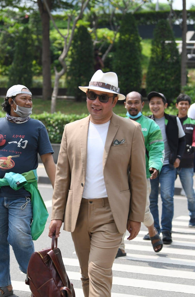 Momen Gubernur Jabar Ridwan Kamil lenggak-lenggok di catwalk Citayam Fashion Week. Foto: Pemprov Jabar
