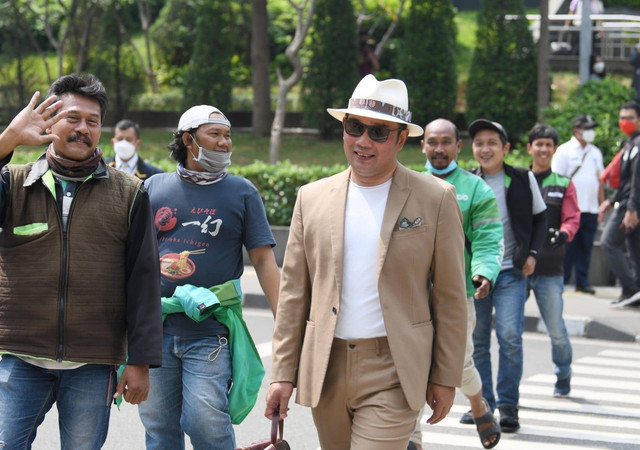 Momen Gubernur Jabar Ridwan Kamil lenggak-lenggok di catwalk Citayam Fashion Week. Foto: Pemprov Jabar