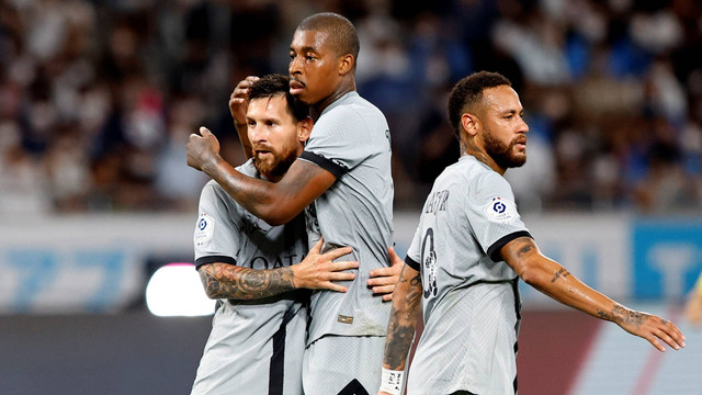 Pemain Paris St Germain Lionel Messi merayakan gol pertama mereka dengan Presnel Kimpembe dan Neymar saat hadapi Kawasaki Frontale di Stadion Nasional Jepang, Tokyo, Jepang, Rabu (20/7/2022). Foto: Kim Kyung-Hoon/REUTERS