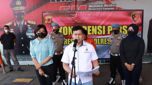 Pers rilis kasus pencabulan oleh 'Habib' Deden di Mapolres Cimahi, Rabu (20/7/2022). Foto: Humas Polres Cimahi