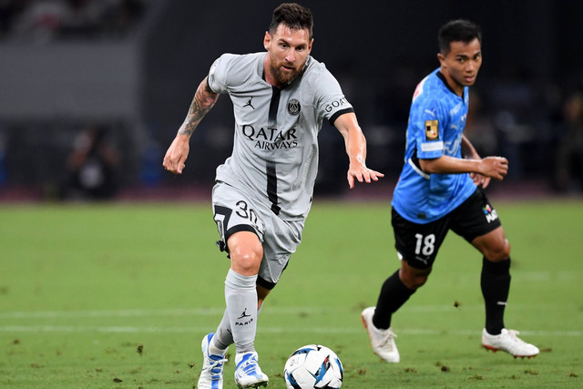 Pemain Paris St Germain Lionel Messi (kiri) beraksi dengan pemain Kawasaki Frontale Chanathip Songkrasin di Stadion Nasional Jepang, Tokyo, Jepang, Rabu (20/7/2022).
 Foto: Masashi Hara/Getty Images