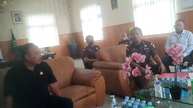 Kajari Solo, Prihatin, dan jaksa Kejari Solo menjelaskan perihal video aksi gebrak meja, Rabu (20/07/2022). FOTO: Agung Santoso