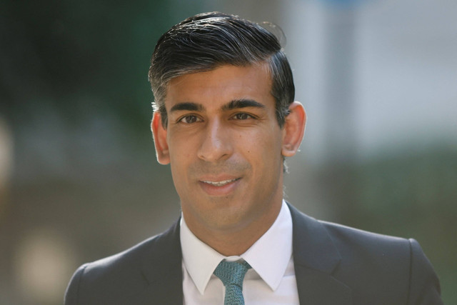 Kandidat pemimpin konservatif Rishi Sunak meninggalkan gedung perkantoran di London, Inggris. Foto: John Sibley/REUTERS