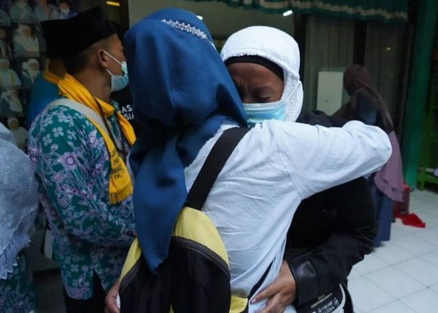 Sri (kerudung putih) menangis saat tiba di Asrama Haji Sukolilo, mengenang mendiang sang suami. Foto-foto: PPIH Debarkasi Surabaya
