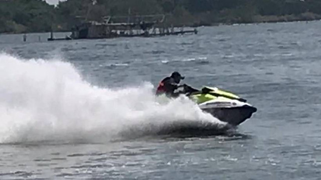 Bermain jetski di Pantai Marina, Semarang. Foto: Andrian Gilang/kumparan