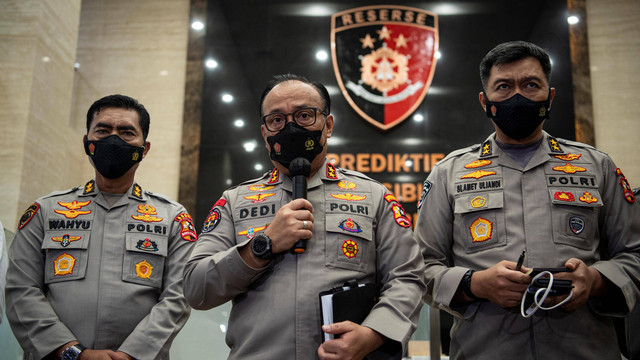 Kadivhumas Polri Irjen Pol Dedi Prasetyo (tengah) bersama Kadiv TIK Polri Irjen Pol Slamet Uliandi (kanan) dan Asisten Kapolri Bidang SDM Irjen Pol Wahyu Widada menyampaikan konferensi pers di Bareskrim Mabes Polri, Jakarta, Rabu (20/7/2022). Foto: Sigid Kurniawan/Antara Foto