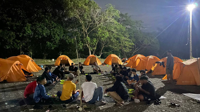 Sejumlah pemuda melaksanakan camping untuk promosi destinasi wisata Irigasi Beutong, Nagan Raya, Aceh. Foto: dok. Muji via Disbudpar Aceh 