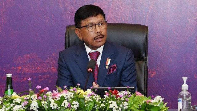 Menkominfo Johnny G. Plate memberikan keterangan kepada jurnalis dalam Konferensi Pers 3rd Meeting DEWG G20 di Meruorah Hotel, Manggarai Barat, Nusa Tenggara Timur, Rabu (20/07/2022). Foto: Kominfo