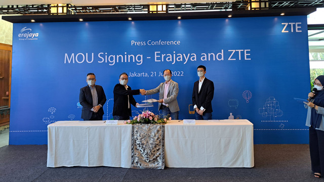 Penandatanganan simbolis MoU Erajaya Digital dengan ZTE, diwakilkan Chief of Merchindise and Planning Erajaya Digital, Herman Wong dan Presiden Director PT. ZTE Indonesia, Richard Liang Weiqi, di hotel Shangri-La, Jakarta, Kamis (21/7/2022). Foto: Rian Ramadhan/kumparan