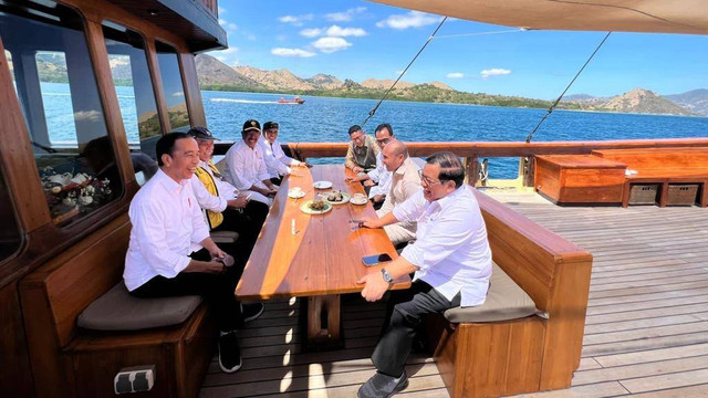 Presiden Jokowi berbincang dengan sejumlah menteri di atas kapal pinisi menuju Pulau Rinca Taman Nasional Komodo, Kamis, (21/7/2022). Foto: Laily Rachev/Biro Pers Sekretariat Presiden