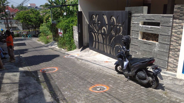 Petugas gabungan TNI-Polri saat melakukan olah TKP lanjutan kasus penembakan istri TNI di Kota Semarang. Foto: Intan Alliva/kumparan