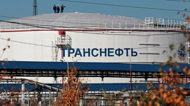 Tangki minyak di dekat kota Usinsk, 1500 kilometer (930 mil) timur laut Moskow, Russia. Foto: Dmitry Lovetsky/AP Photo