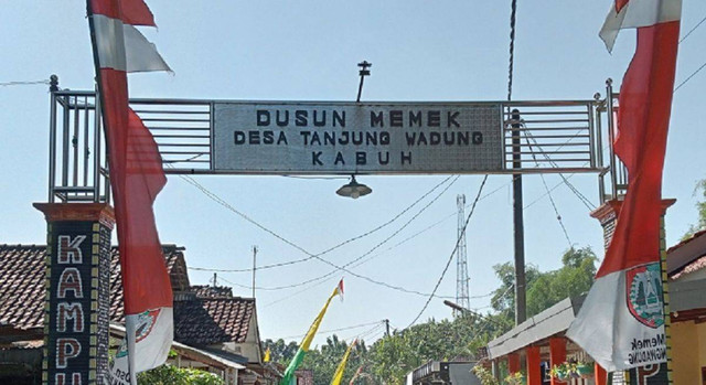 Gapura Dusun Memek Sering Jadi Objek Foto Tiap Orang yang Melintas