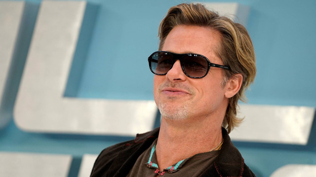 Aktor Brad Pitt berpose saat ia tiba untuk menghadiri di Gala Premiere film "Bullet Train" di London, Rabu (20/7/2022). Foto: Niklas HALLE'N/AFP
