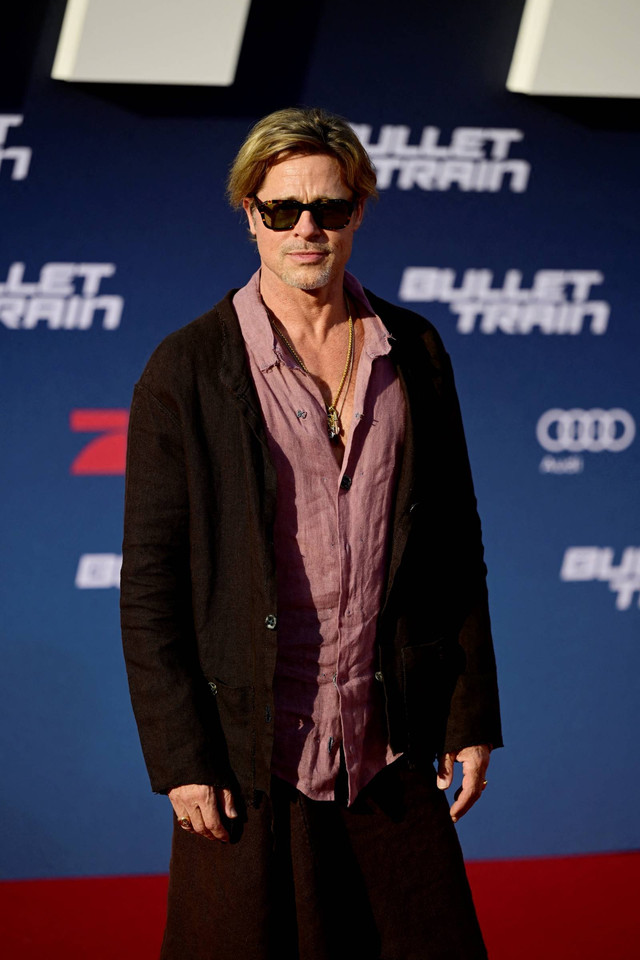 Aktor Brad Pitt Brad Pitt bereaksi saat ia berpose untuk foto di karpet merah untuk preview film Bullet Train di bioskop Zoo Palast di Berlin, Jerman, Selasa (19/7/2022). Foto: John Macdougall/AFP