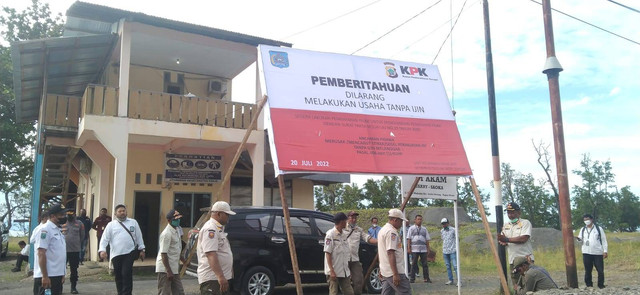 Pemasangan papan plang oleh KPK dan Pemkot Sorong di PT AKAM, foto: Yanti/BalleoNEWS
