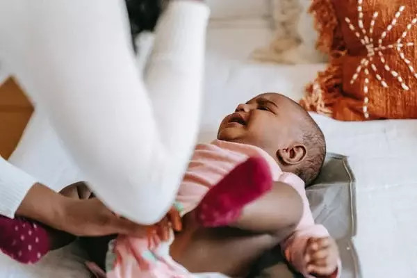 Ilustrasi warna feses bayi diare (Sumber: Pexels)