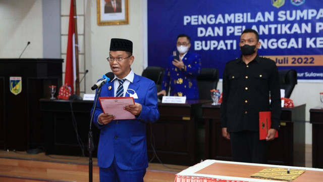 Gubernur Sulteng Rusdy Mastura saat melantik penjabat Bupati Banggai Kepulauan di ruang Polibu Knator Gubernur Sulteng, Jalan Samratulangi, Kota Palu, Kamis, 21 Juli 2022. Foto: Dok.Pemprov Sulteng
