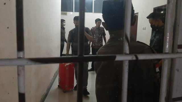 KPK angkut koper diduga berisi barang bukti kasus korupsi usai menggeledah kantor dinas PUTR Sulsel, Kamis (21/7/2022). Foto: Dok. Istimewa