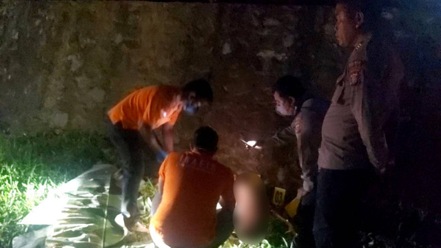 Polisi saat mengevakuasi jasad pria yang tewas dibunuh sepupunya di Tapanuli Tengah 
 Foto: Polres Tapanuli Tengah