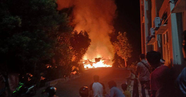 Gedung mahasiwa pecinta alam yang terbakar. Foto: Alfatah Ibrahim