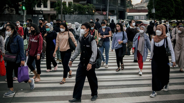 Para pegawai kantoran memadati kawasan Sudirman-Thamrin saat jam pulang kerja, Kamis (21/7/2022) sore. Foto: Jamal Ramadhan/kumparan