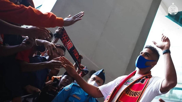 Pemain baru Persija, Abdulla Yusuf Helal, tiba di Jakarta, dan disambut The Jakmania, Kamis (21/7/2022). Foto: Instagram/@persija