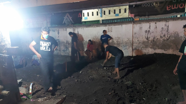 Proses penguburan kerbau keramat milik Keraton Solo yang terjangkit PMK di kompleks Keraton Solo, Kamis (21/07/2022). FOTO: Fernando Fitusia