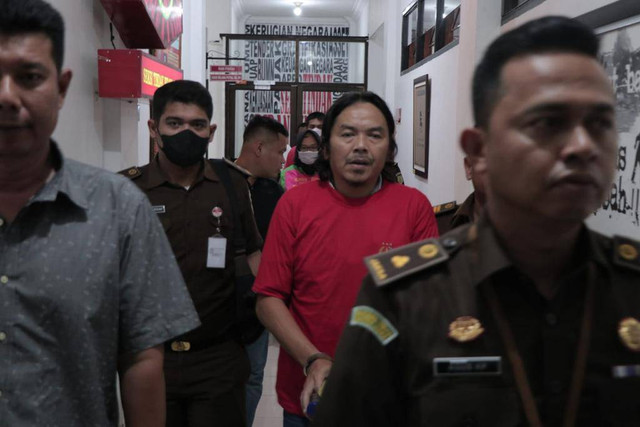 Tersangka korupsi BRI Amplas saat di Kantor Kejari Medan, Kamis (21/7). Foto: Kejari Medan