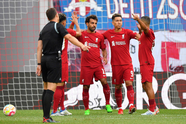 Selebrasi pemain Liverpool usai mencetak gol ke gawang RB Leipzig pada pertandingan uji coba di Red Bull Arena, Leipzig, Jerman.
 Foto: Matthias Rietschel/REUTERS