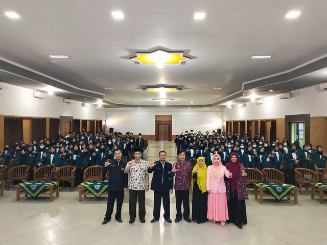 Pembekalan KKN FEB UM Metro Tahun 2022 di Aula Gedung E UM Metro, Kamis (21/07/2022). (Sumber gambar: Dokumen pribadi)