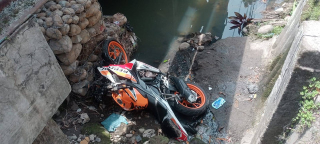 Kondisi sepeda motor Sport Honda CBR 150 pemuda di Binjai terjun di parit Foto: Polres Binjai