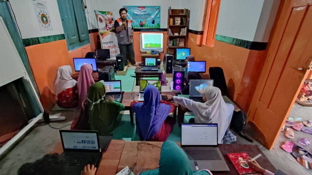 Azis selaku Founder Rumah Pintar Yes I Do kembali membuka kelas coding sesion kedua pada Minggu (3/7).