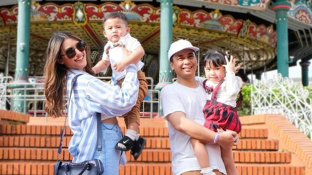 Potret keluarga Raditya Dika. Foto: Instagram/@anissaaziza