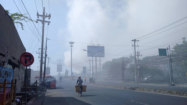 Kondisi jalan Raya Mranggen Demak-Semarang pasca kebakaran pabrik pupuk. Foto: Intan Alliva Khansa/kumparan